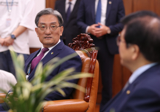 노영민 청와대 비서실장. 사진은 지난달 8일 서울 여의도 국회에서 박병석 국회의장을 예방할 당시 모습. 연합뉴스